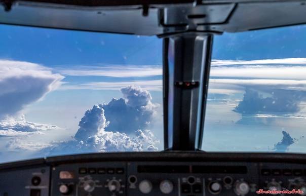 Пилот делает потрясающие фото неба из кабины самолёта - жизнь