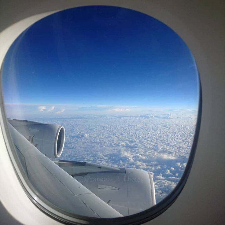 Окно в самолете называется…