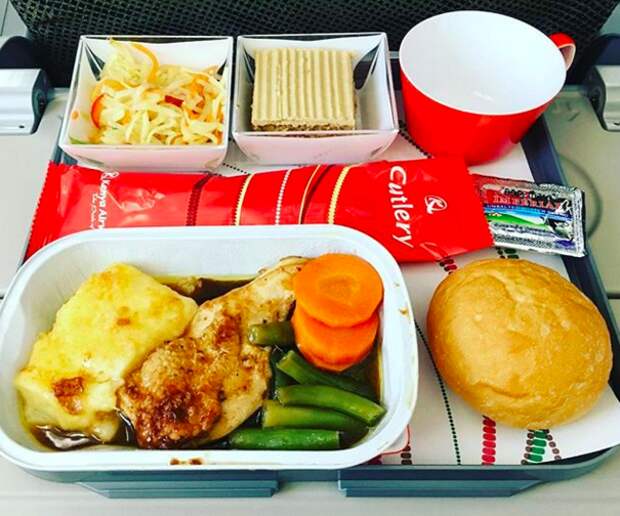 Еда в самолете: какую подают и можно ли брать с собой