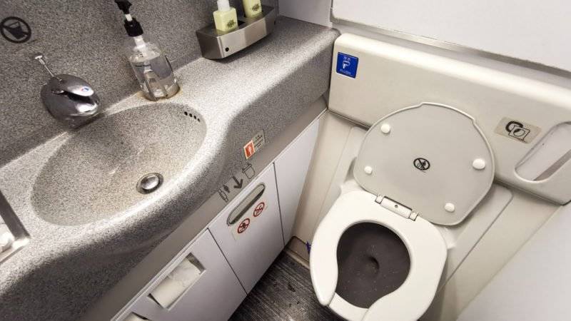 Туалет в самолете: как устроен и работает, куда деваются отходы