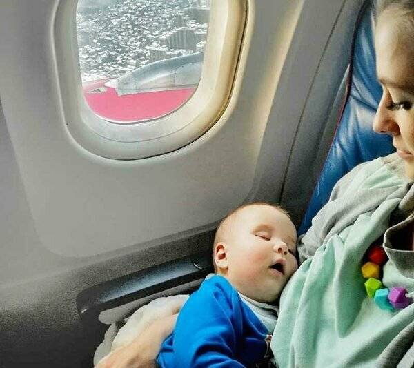 Со скольки лет может ребенок лететь один в самолете