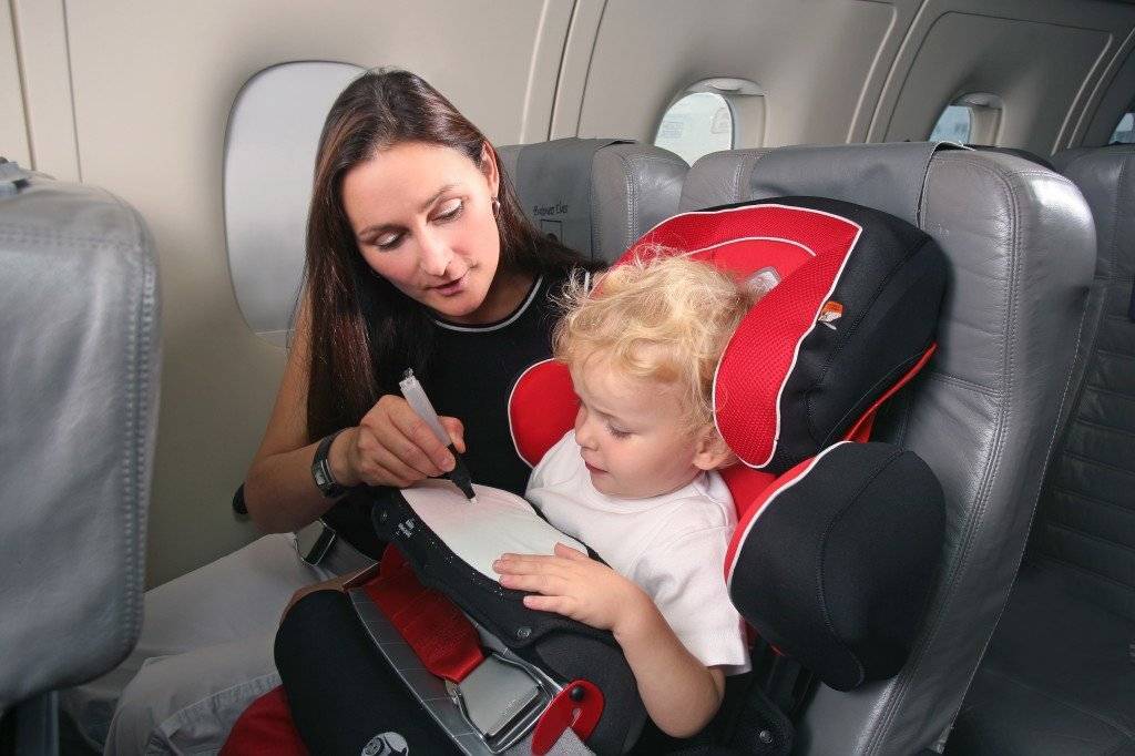 Можно ли отправить ребенка на самолете без родителей: сопровождение детей при перелете