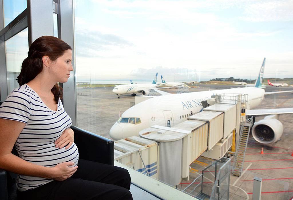 Можно ли беременным летать на самолете: авиаперелеты, во втором триместре, на ранних сроках, на 3, 4 месяце, до какого срока можно