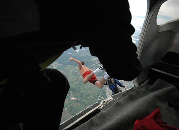 Что делать, если выпал из самолета без парашюта?  - другое - вопросы и ответы