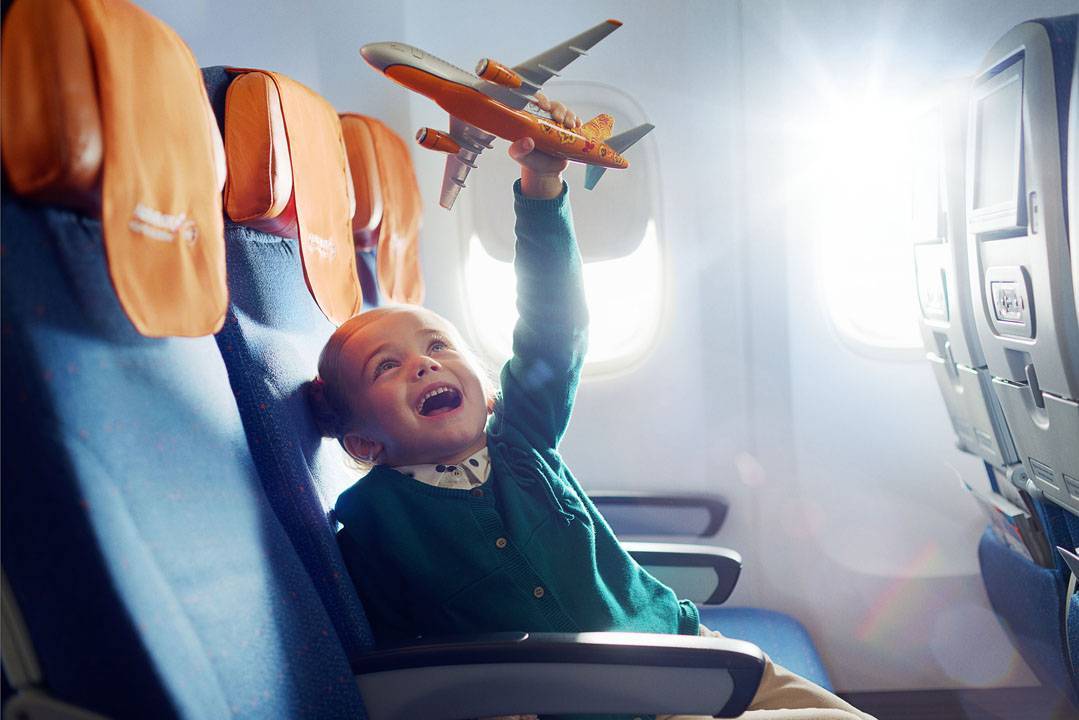 С какого возраста ребенок может летать на самолете без сопровождения