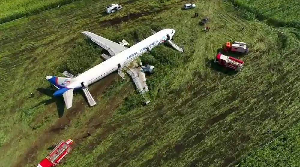 Действия при аварийной посадке самолета. из-за чего могут экстренно посадить самолёт? пожар в самолете: правила поведения