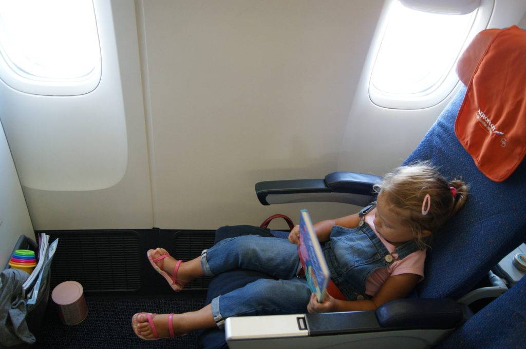 Перелет в самолете с ребенком: правила проезда с детьми, с грудничками и несовершеннолентими