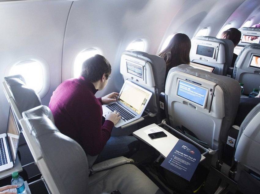 Можно ли пользоваться интернетом в самолете: есть ли вай фай во время полета, сколько стоит