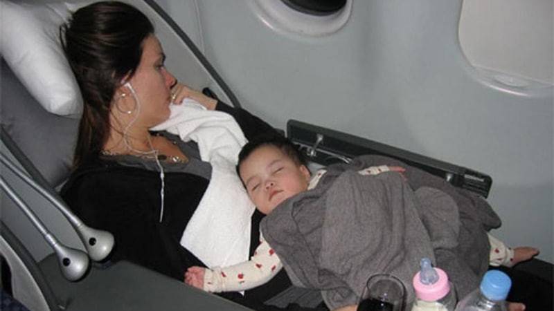 Можно ли детям до 1 года летать в самолете и каких правил следует придерживаться при перелете с грудным ребенком?
