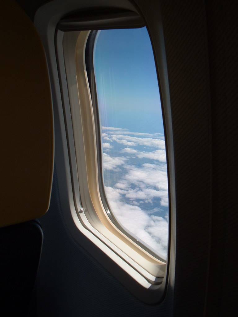 Как называется круглое герметическое окно в самолете. почему окна самолета круглые? не исключено, что в одном самолете с вами может лететь тело умершего человека или органы, необходимые кому-то для пересадки