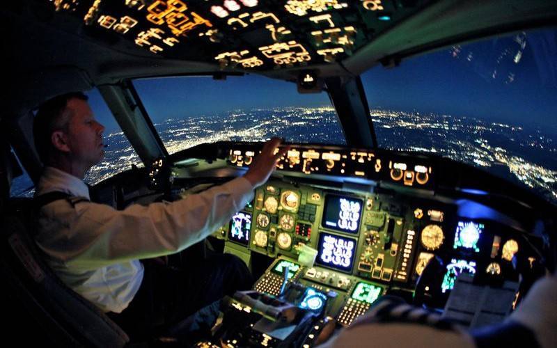Профессия лётчик (пилот): где учиться, зарплата, плюсы и минусы, востребованность | какие предметы нужно сдавать на лётчика (пилота)