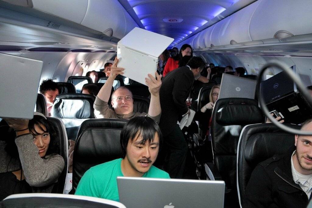 Как зарядить телефон в самолете