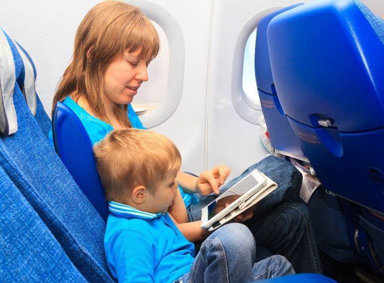 Советы и рекомендации: чем развлечь ребенка в самолете