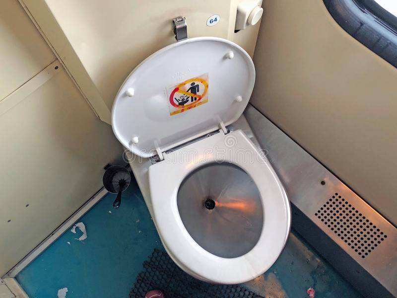 Как устроен туалет в самолете — излагаем суть