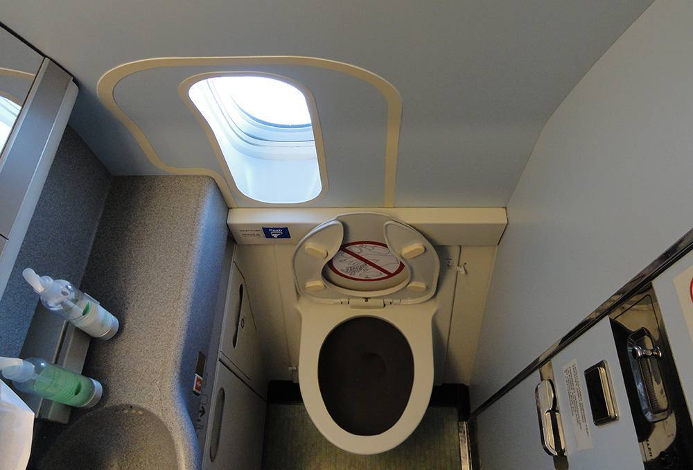 Как работает туалет в самолете