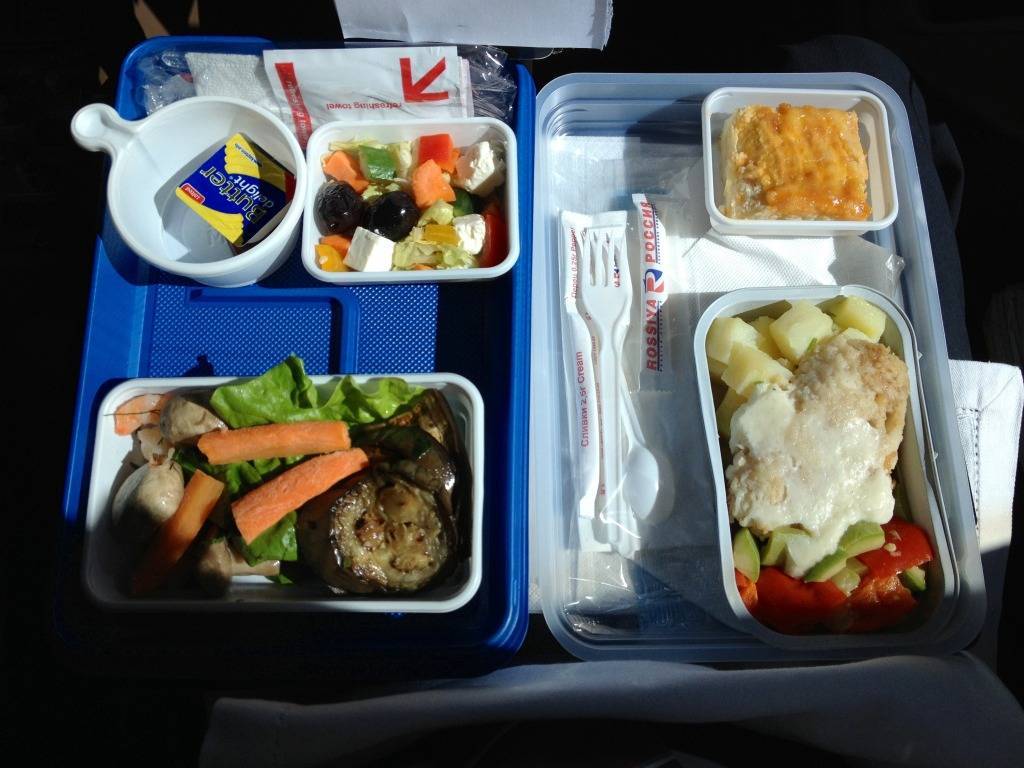 Чем кормят в самолете эконом-класса: детальное описание и фото | авиакомпании и авиалинии россии и мира