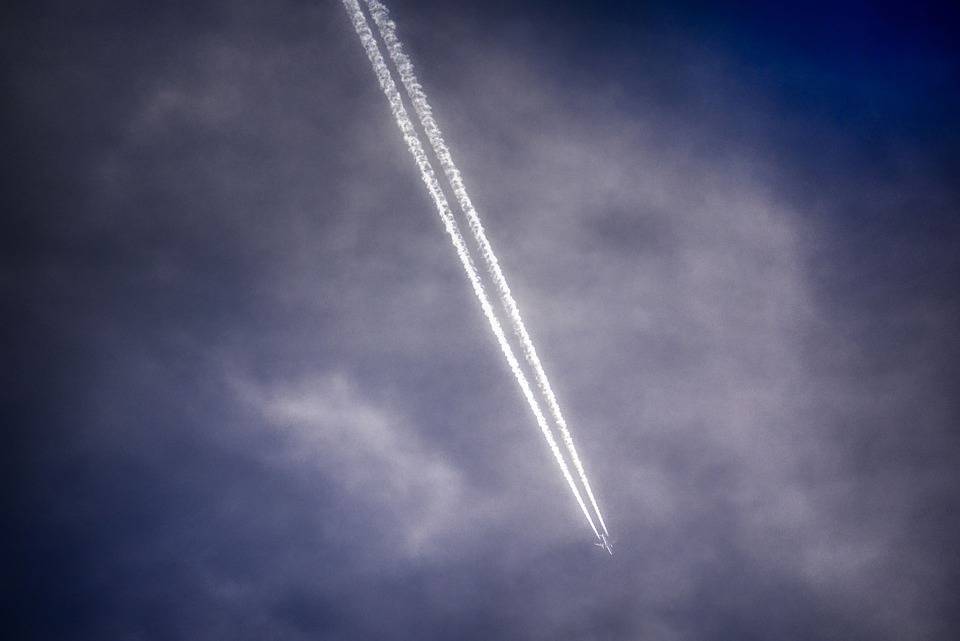 Почему от самолётов остаются следы в небе? рассказывает лётчик