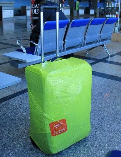 Упаковка багажа в аэропорту: сколько стоит и нужно ли это