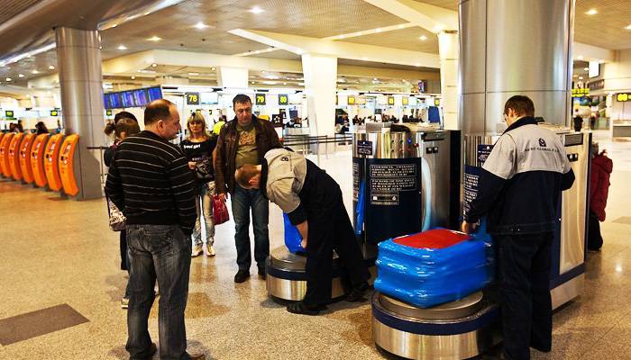 Зачем обматывать чемодан плёнкой в аэропорту: для чего нужна плёнка | категория статей на тему чемоданы