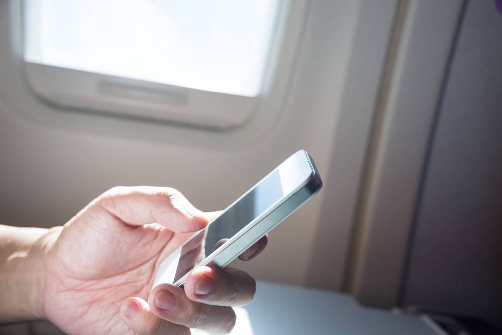 Почему в самолете нельзя пользоваться телефоном: зачем выключать, чем опасен, можно ли разговаривать, для чего включать авиарежим