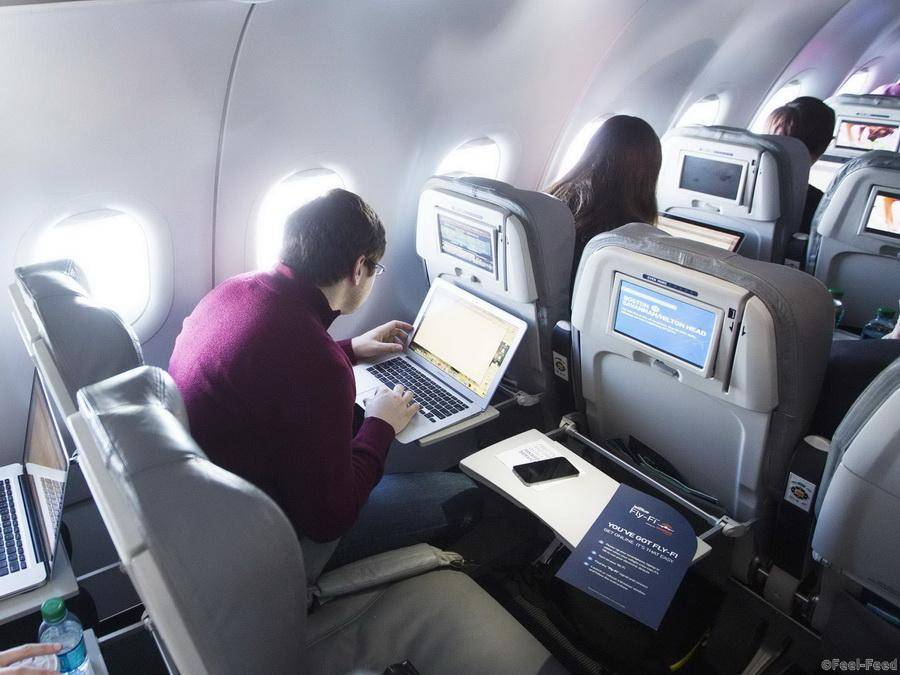 Можно ли в самолете пользоваться телефоном - есть ли там розетка, интернет