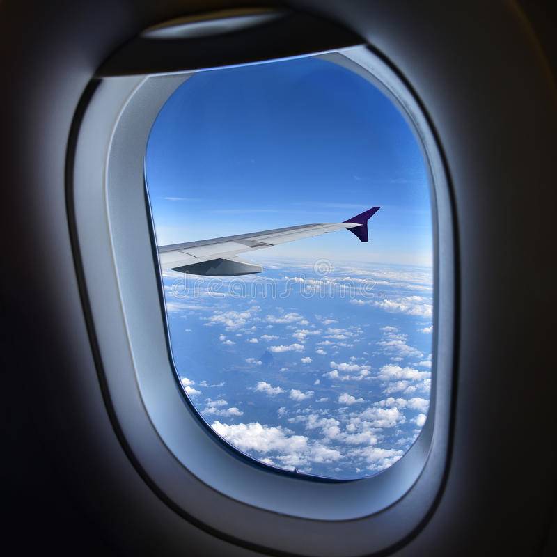 Окно в самолете называется…