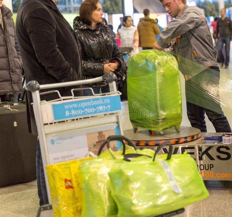 Упаковка багажа в аэропорту: сколько стоит и нужно ли это
