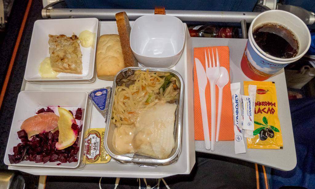 Еда в самолете эконом класса: кормят ли, какое питание на борту