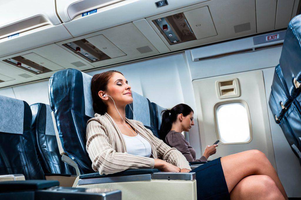 Полет на самолете при беременности: разрешен ли будущей маме полет?