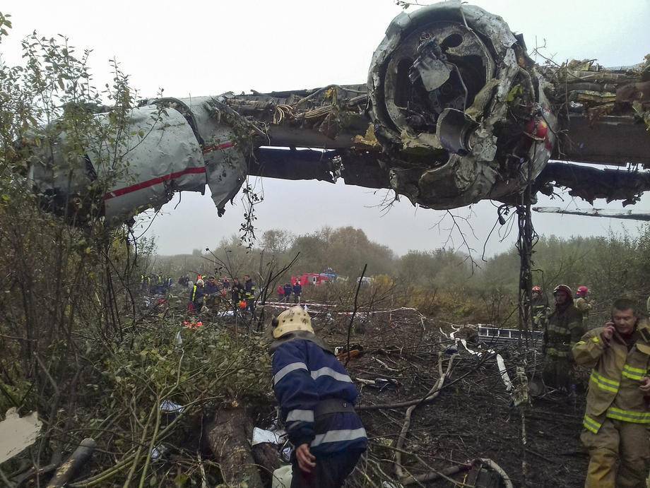 Появилось видео падения самолета як-52, возвращавшегося с парада памяти в самаре