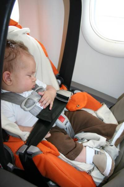 Как лететь в самолете с грудным ребенком