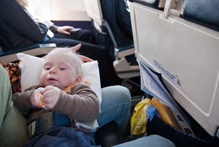 Перелет с грудничком на самолете: как лететь в самолете с грудным ребенком