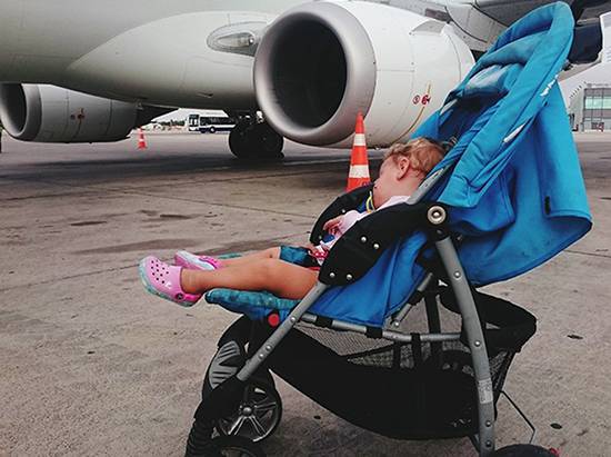 Как лететь самолетом с коляской для ребенка