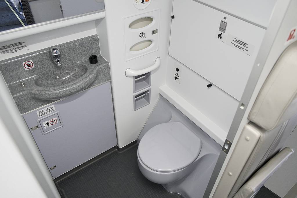 Описание устройства туалетов в пассажирских авиалайнерах. как работает туалет в самолете