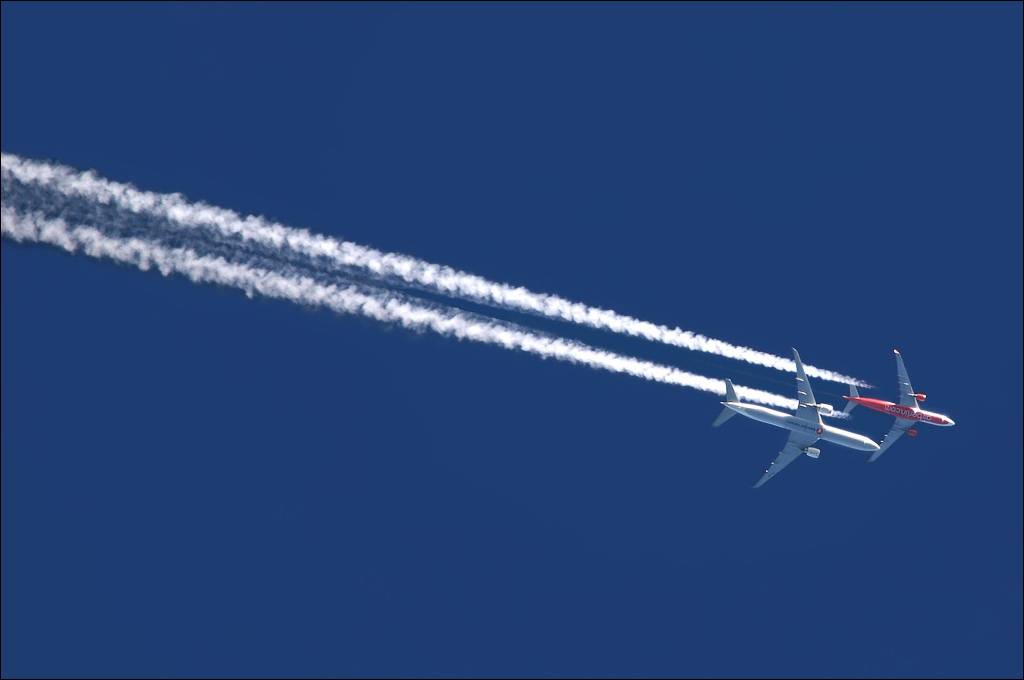 Почему самолет оставляет белый след и как он называется: реактивный, спутный, конденсационный и инверсионный ( 8 фото )