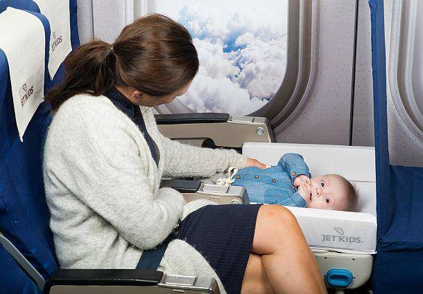 В самолет с грудничком: как организовать перелет с новорожденным и с какого возраста покупать билет ребенку?