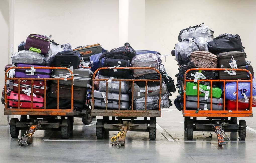 Потерянный багаж в самолете. советы, как не потерять чемодан в аэропорту. грузчики рассказали, какой багаж бросают, а какой кладут аккуратно