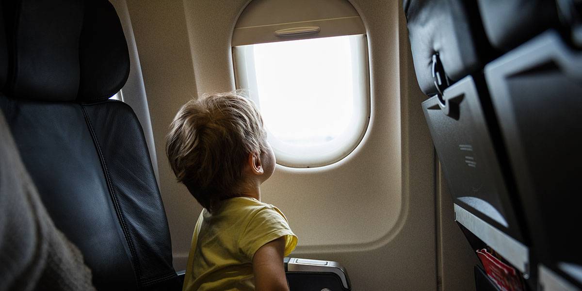 С какого возраста ребенок может летать на самолете без сопровождения
