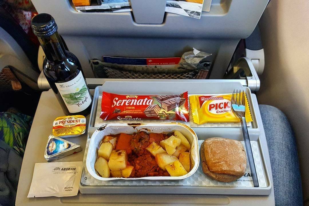 Почему в самолете перестают кормить своих пассажиров: список перевозчиков, которые не кормят пассажиров