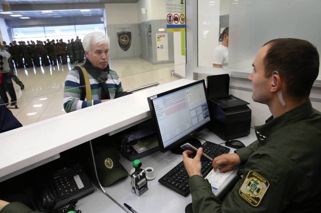 Прохождение паспортного контроля в аэропорту