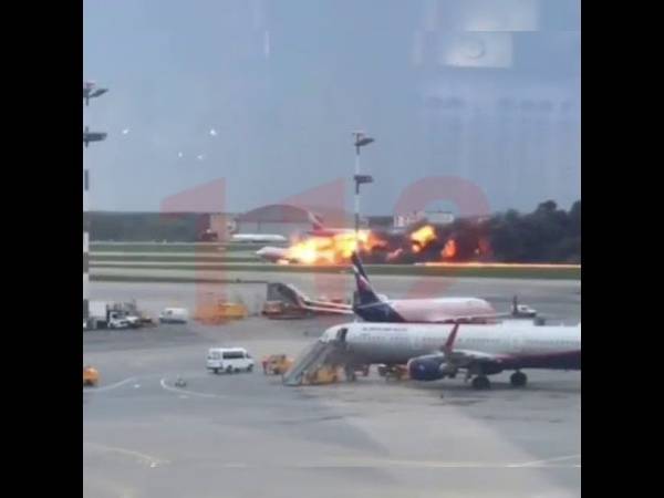 Действия пассажиров при аварийной посадке самолета