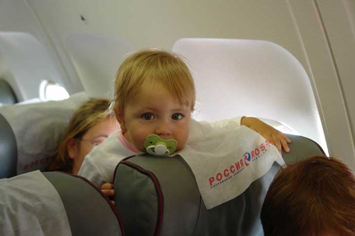 Детские билеты на самолет: до какого возраста, скольки лет дети летают бесплатно