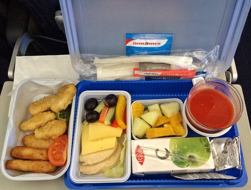 Детское питание в самолете. детское меню на борту самолета от разных авиакомпаний. чем накормить ребенка в самолете?