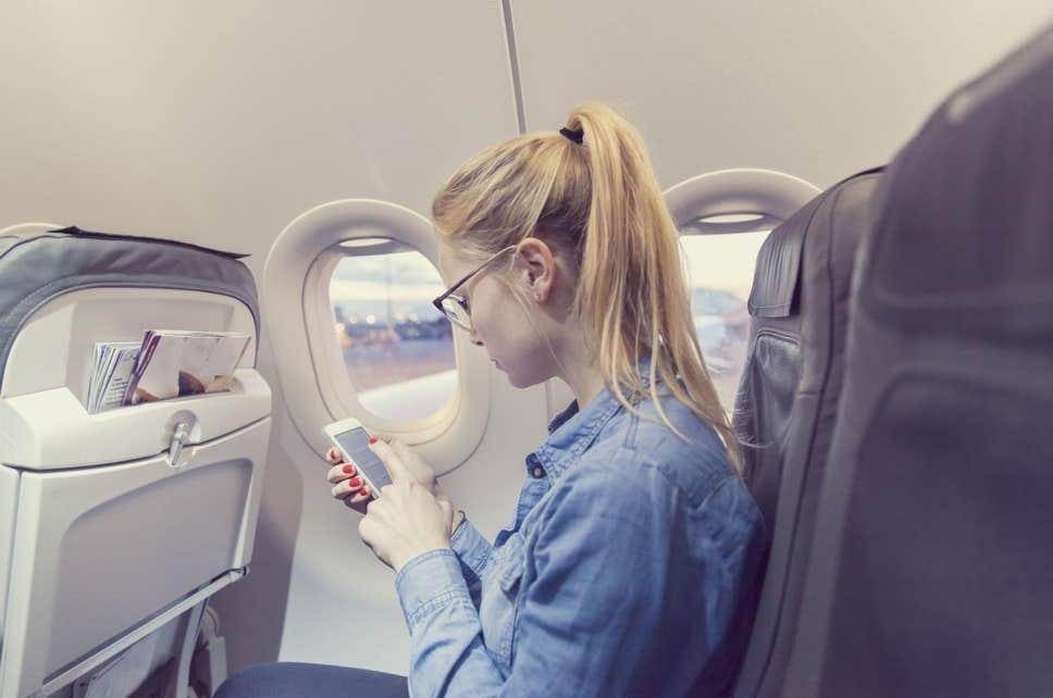 Можно ли зарядить телефон в самолете аэрофлот?